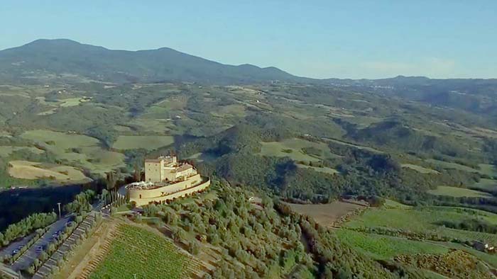 Castello di Velona wedding in Montalcino Tuscany, a luxury wedding venue

